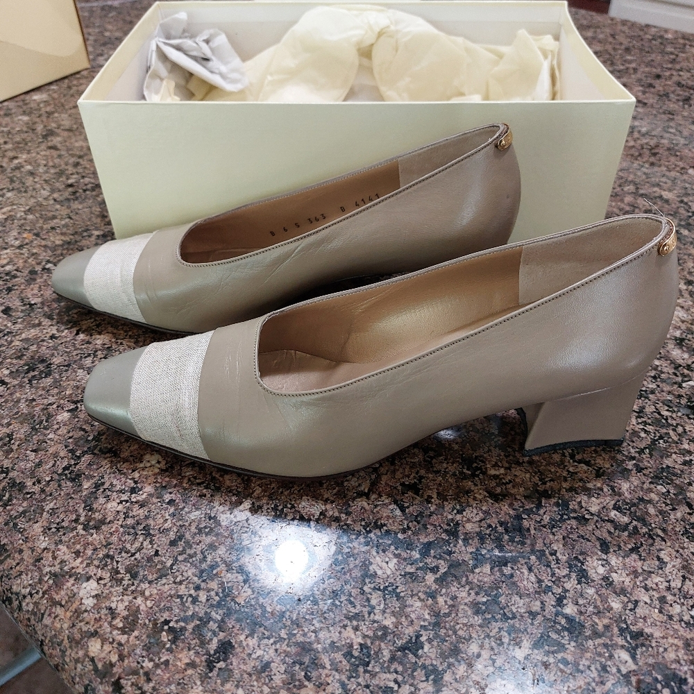 St. John Khaki Leather and Linen Accent Pumps Size 6B 2" Pumps